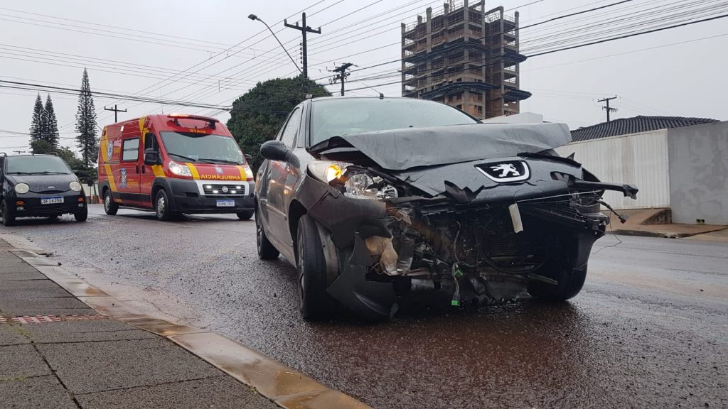 Forte colisão entre Peugeot e Fiat Strada deixa três pessoas feridas