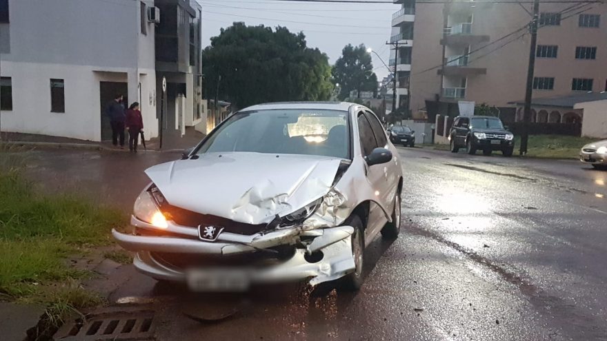 Acidente de trânsito deixa veículos danificados no Bairro Neva