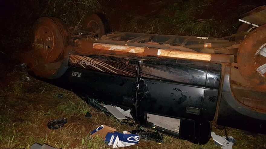 Homem sofre ferimentos na cabeça após capotamento na PR-180