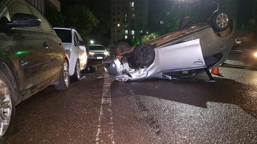 Condutora perde o controle e capota veículo após colidir com carros estacionados no Centro
