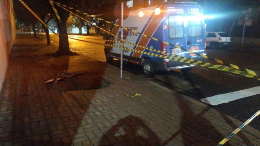 Defesa Civil isola área no Centro após erosão na calçada