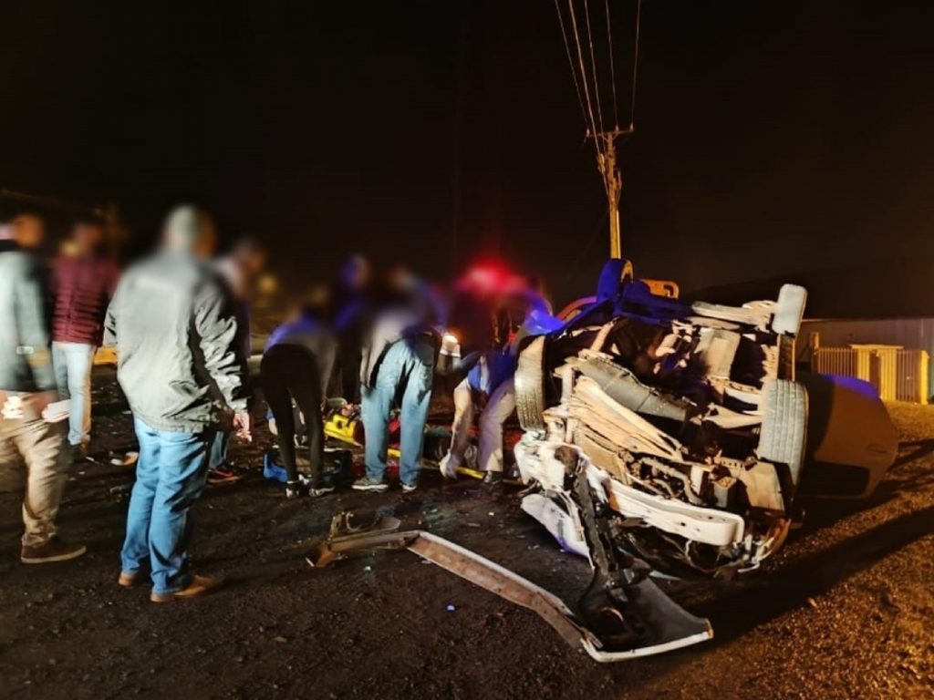 Carro de aplicativo capota após batida e três pessoas ficam feridas em Toledo