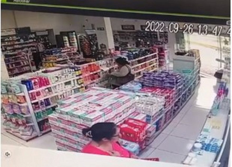 Câmera de segurança registra furto realizado por duas mulheres em farmácia no Centro
