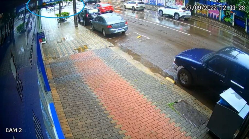 Câmera flagra mulher sendo atropelada por carro no Centro