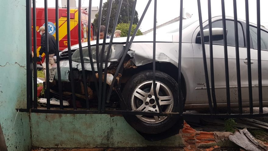 Colisão de trânsito deixa condutora ferida no Bairro Neva