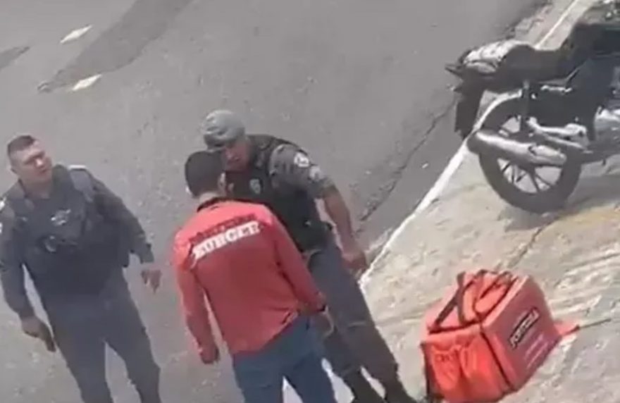 Juíza flagra policiais rasgando CNH de motoboy durante abordagem; assista