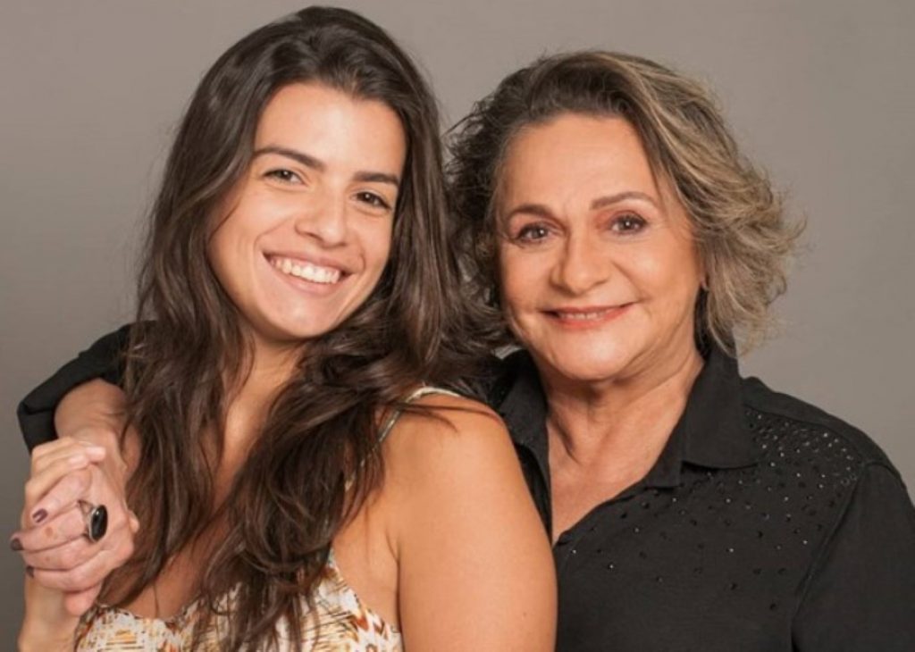 Atriz de 67 anos assume relacionamento com mulher 34 anos mais nova