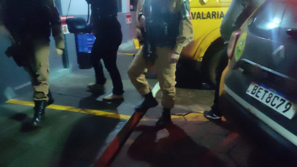 Vítimas da tentativa de roubo a ônibus na BR-369 prestam depoimento na delegacia de Cascavel
