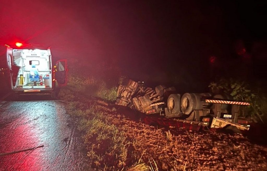 Caminhão bitrem capota e deixa condutor ferido na BR-163, em Marechal Cândido Rondon