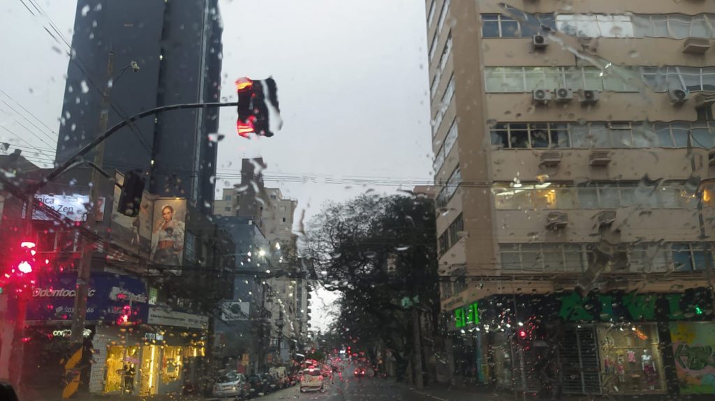 Clima instável traz chuva e frio a Cascavel nesta quarta-feira; máxima será 17°C
