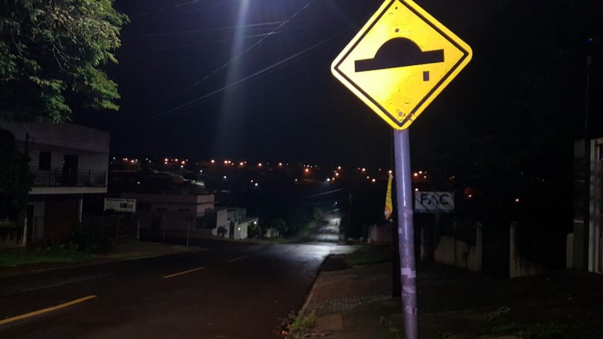 Moradores cobram que lombada seja colocada em local em que só existe a sinalização, na Plínio Salgado