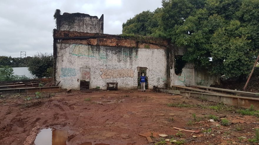 Homem fica ferido ao cair em fosso de seis metros de profundidade em prédio abandonado na Rua Jacarezinho, no Bairro Brasília