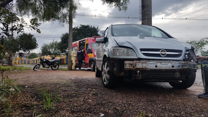 Motociclista fica ferido após colisão com carro no XIV de Novembro