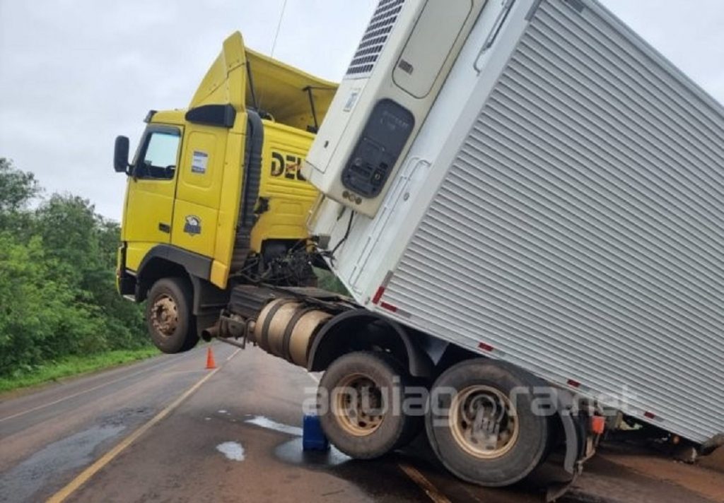 Parte de carreta cai em barranco durante acidente no Anel Viário de Marechal Rondon