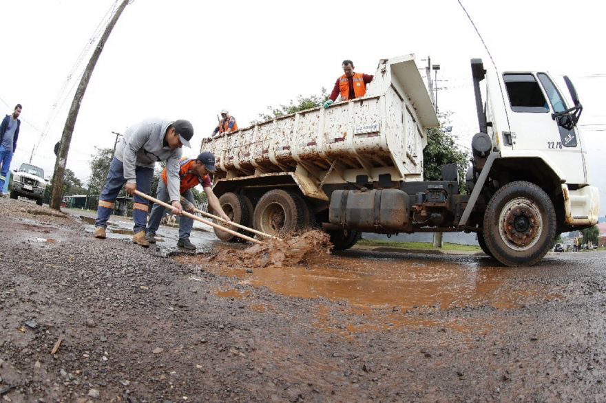 Mesmo com chuva, seis equipes estão trabalhando na operação tapa-buraco