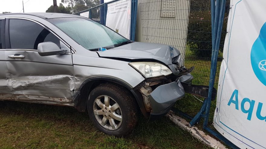 Após colisão com carro, caminhonete bate contra estrutura de empresa na BR-277