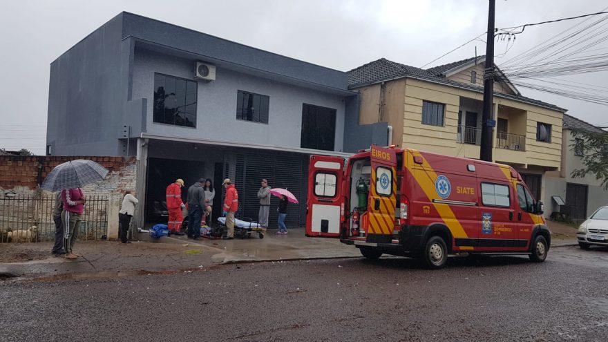 Motociclista sofre queda no Bairro Periolo e precisa ser socorrido pelo Corpo de Bombeiros