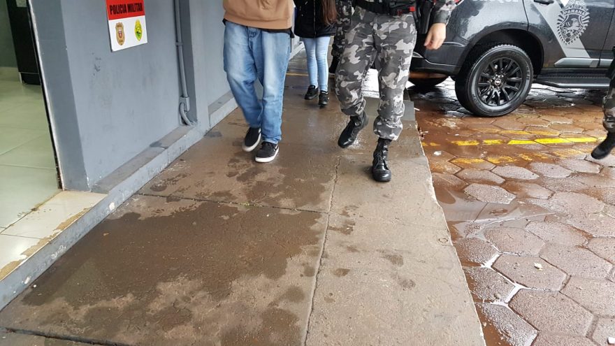 Jovens em posse de drogas são encaminhados à delegacia pelo Pelotão de Choque