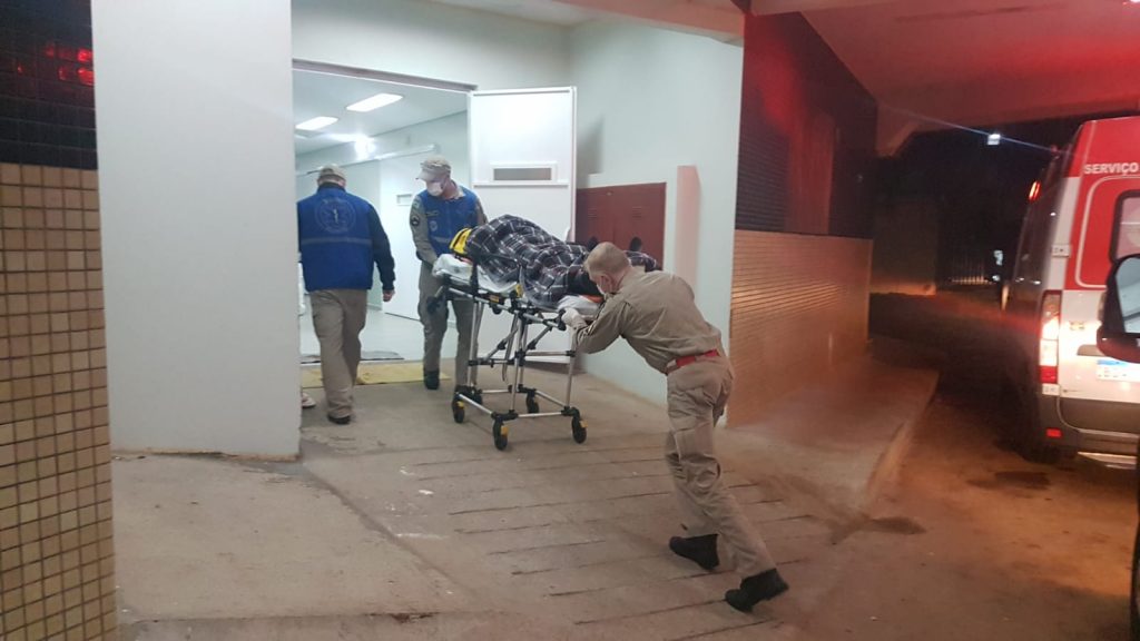 Jovem sofre fratura na perna após colisão no Pioneiros Catarinenses
