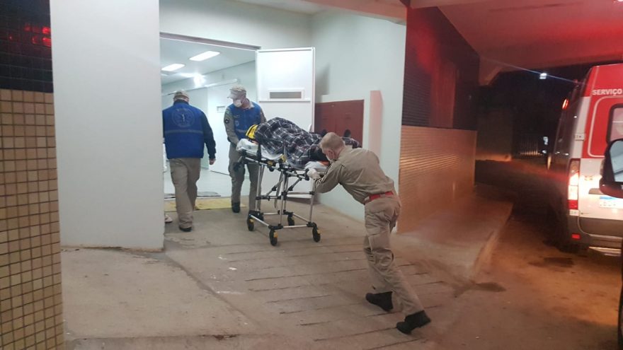 Jovem sofre fratura na perna após colisão no Pioneiros Catarinenses