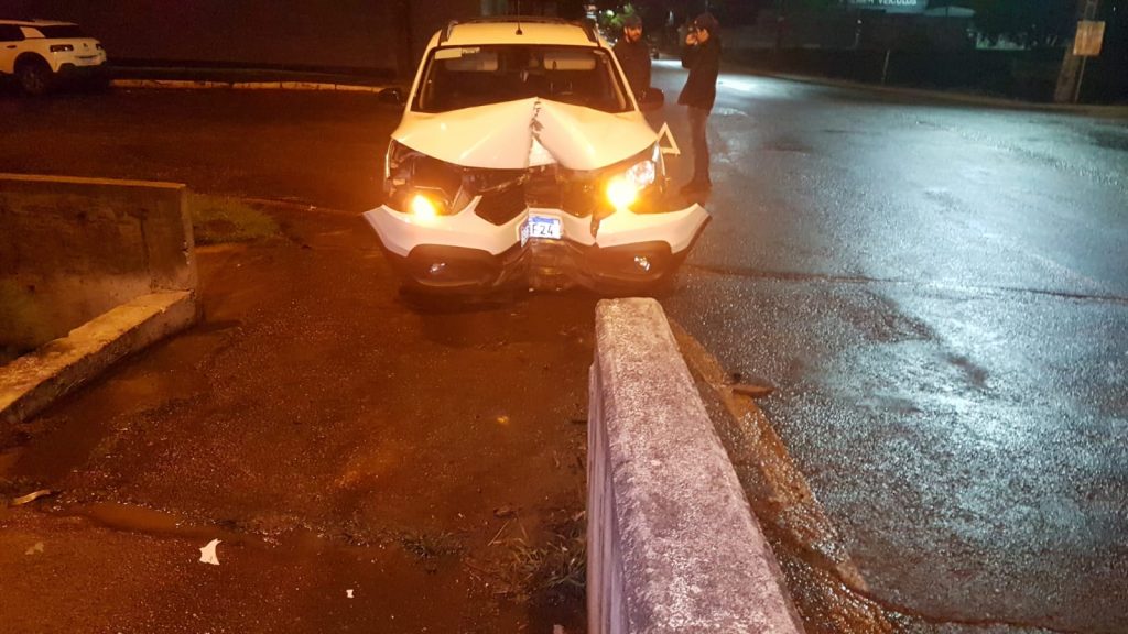 Carro colide contra canteiro no viaduto da Jacarezinho; homem ficou ferido