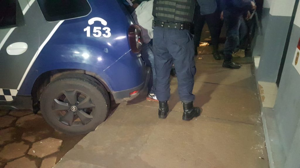 Cinco são conduzidos para a delegacia e veículo Uno é recuperado em Cascavel