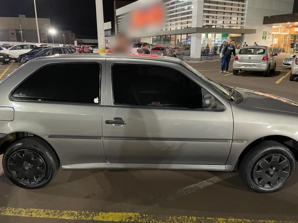 Carro é furtado enquanto dono estava na aula