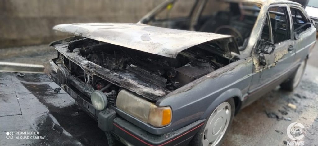 Gol GTS é consumido pelo fogo em Medianeira