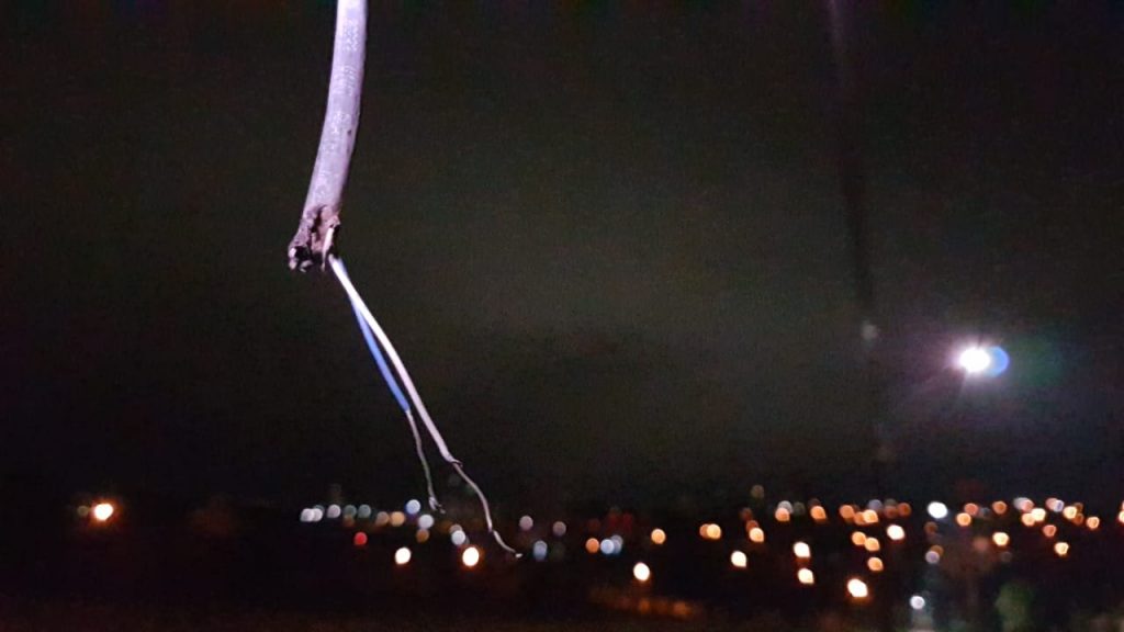 Após furto, marginais deixam fiação elétrica exposta, no Pioneiros Catarinenses
