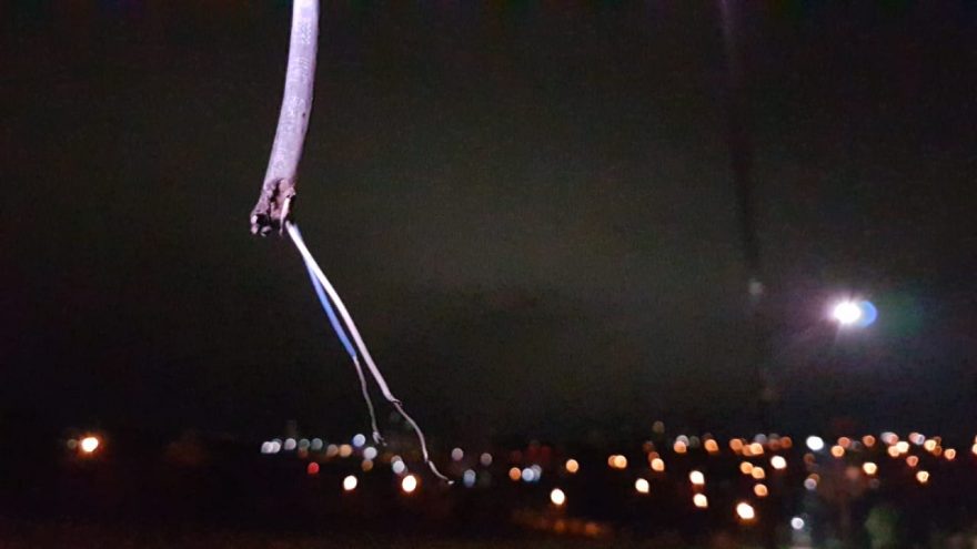 Após furto, marginais deixam fiação elétrica exposta, no Pioneiros Catarinenses