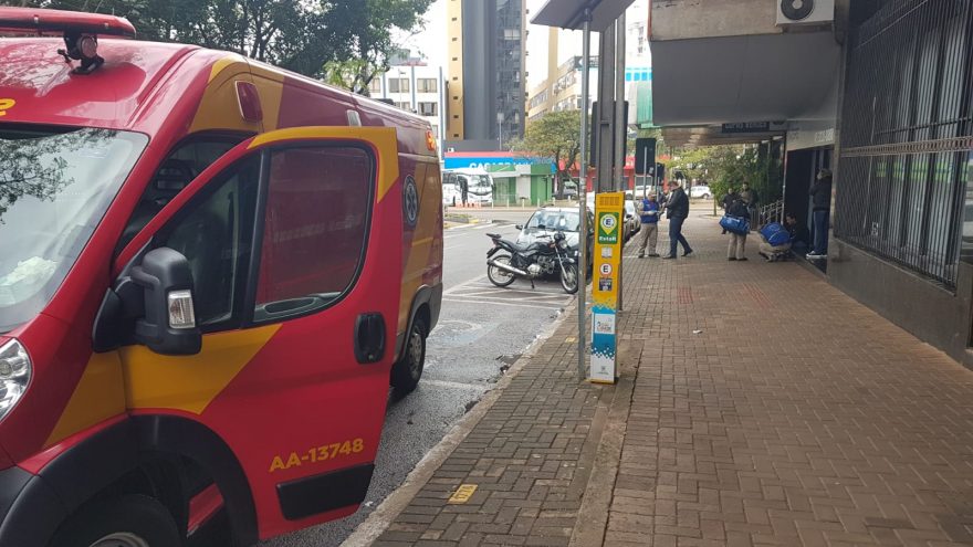 Veículos se envolvem em colisão ao lado da Catedral e motociclista precisa ser socorrido
