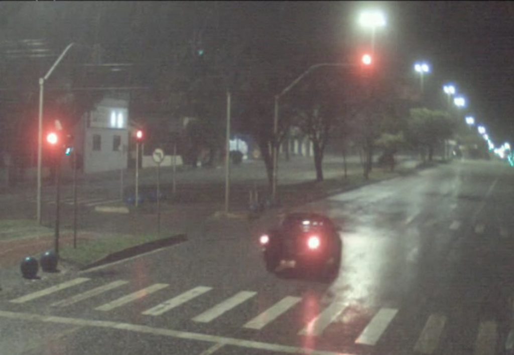 Furando sinal vermelho e fazendo manobras na via; veja flagrantes de irregularidades no trânsito em Cascavel