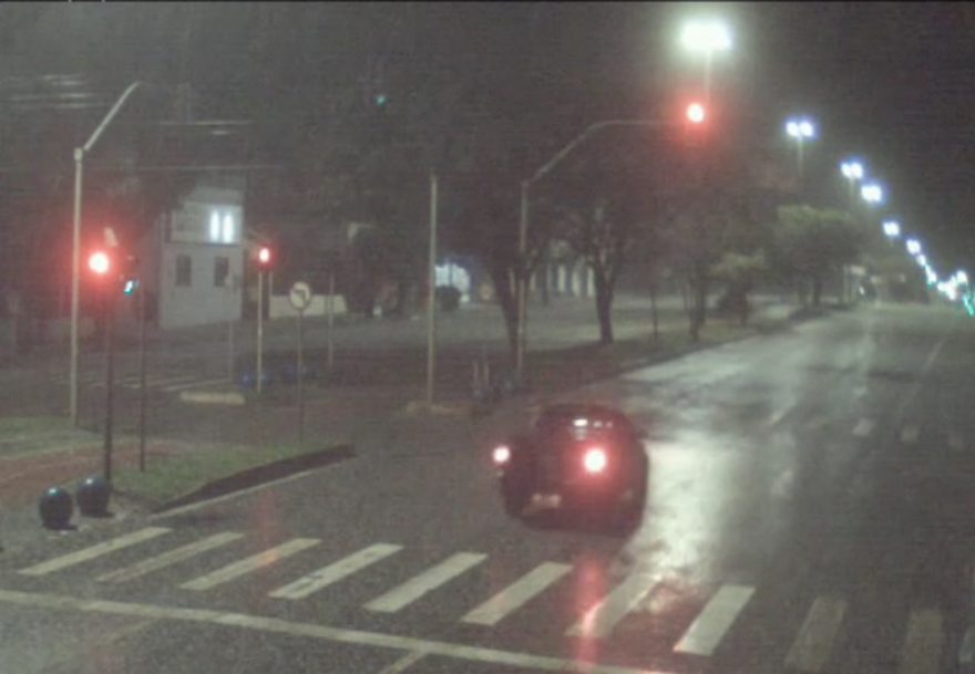 Furando sinal vermelho e fazendo manobras na via; veja flagrantes de irregularidades no trânsito em Cascavel