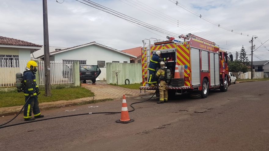 Scenic pega fogo no Bairro Santa Felicidade e Corpo de Bombeiros é acionado