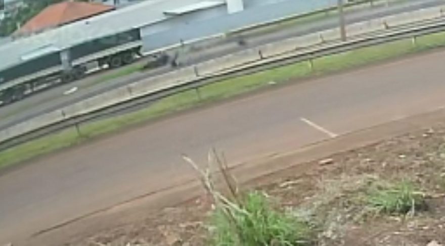 Vídeo mostra momento em que motos se envolvem em forte colisão na rodovia PRc-467