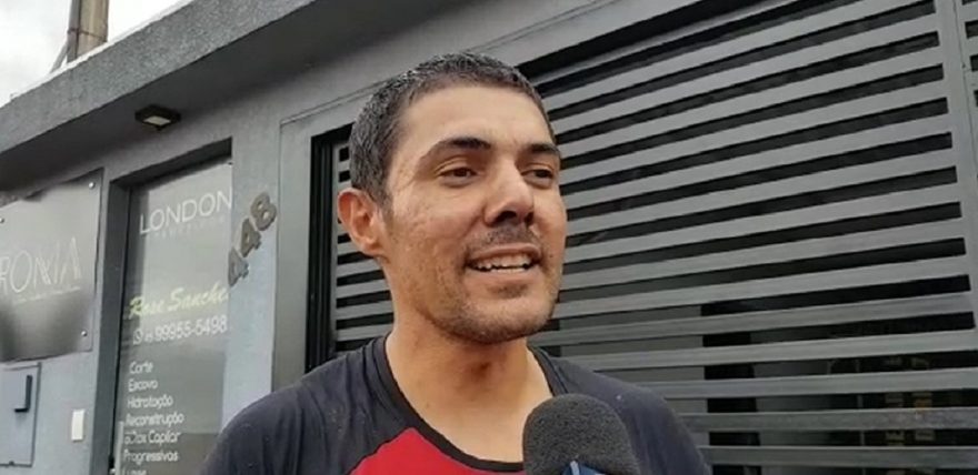 Bombeiro vizinho controla chamas de residência no Bairro Santa Felicidade