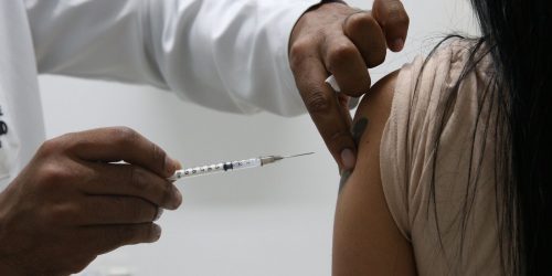 Covid-19: Brasil registra 51 mortes e 9,5 mil casos em 24 horas Imagem referente a Covid-19: Brasil registra 51 mortes e 9,5 mil casos em 24 horas