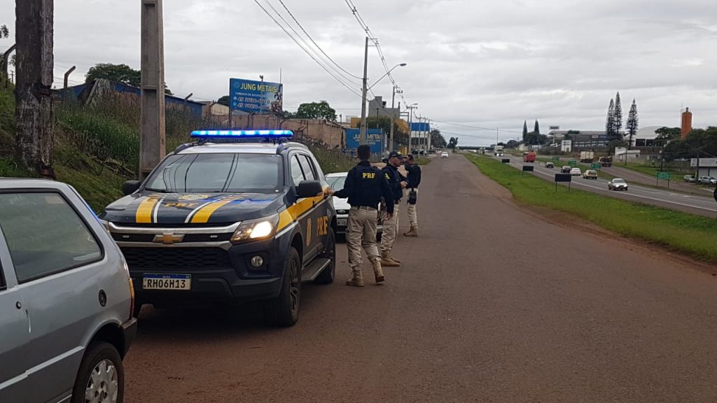 Veículo abandonado as margens da BR-277 é guinchado; PRF esteve no local realizando abordagens