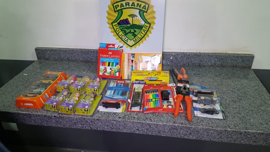 Indivíduo furta produtos pequenos em loja e vende na internet; homem foi detido