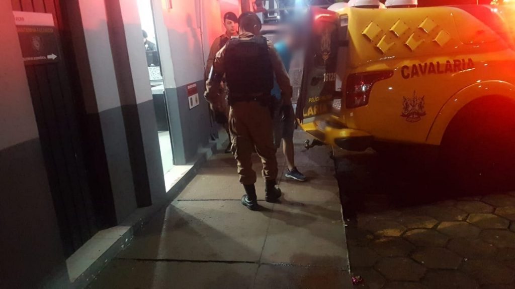 Homem desacata equipe policial durante abordagem e é detido pela Cavalaria, no centro