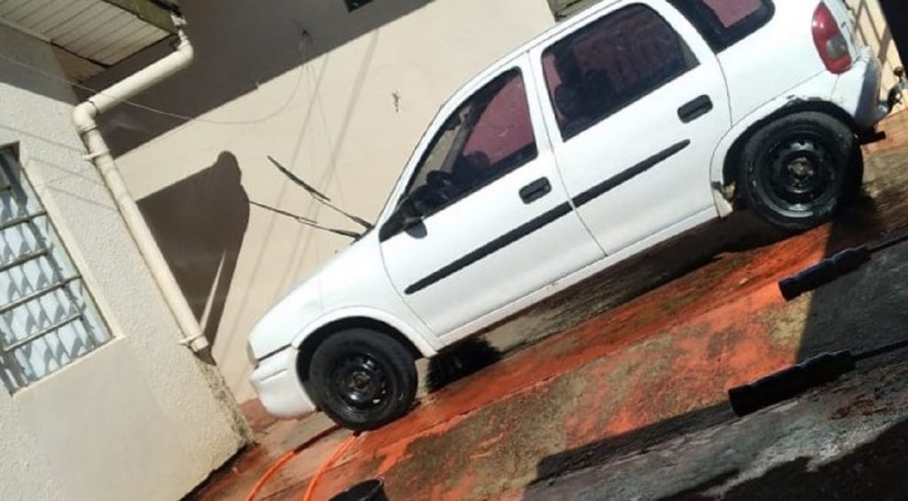 Corsa Wind, placas MOG-2265, foi furtado na Avenida Tancredo Neves