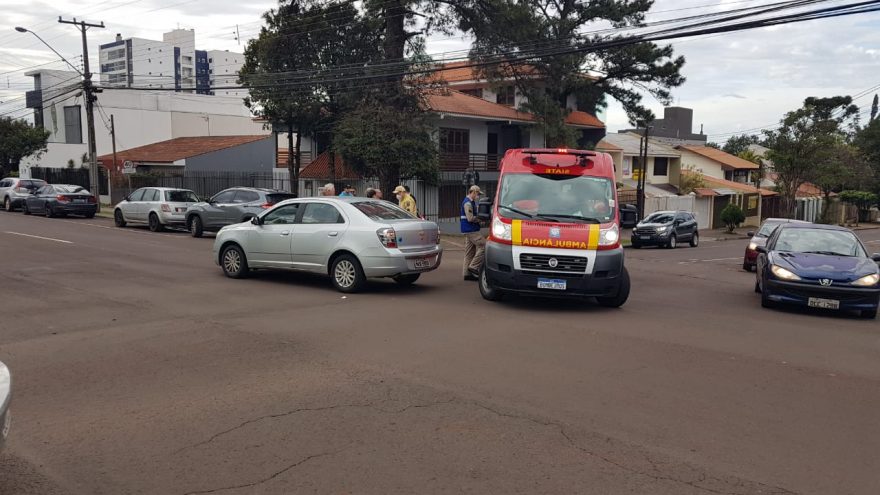 Motociclista fica ferida em colisão de trânsito com carro no Centro