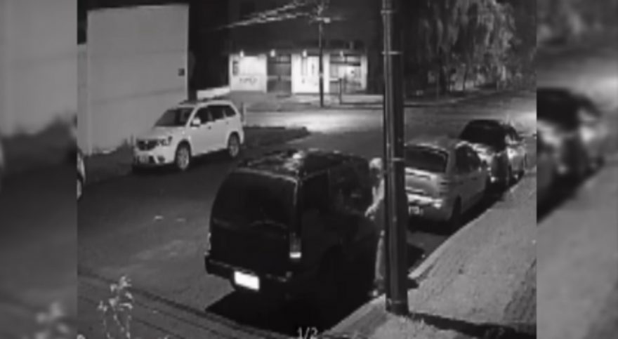Furto em poucos segundos: vídeo mostra ladrão abrindo e levando Blazer em Cascavel