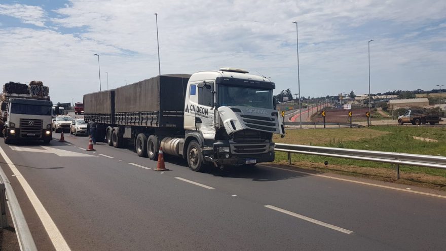 Caminhões se envolvem em colisão no Trevo Cataratas, em Cascavel
