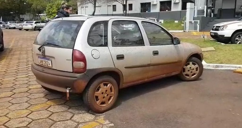 Corsa com indicativo de furto foi recuperado no Santa Cruz