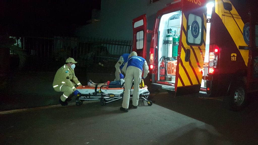 Criança de nove anos fica ferida ao ser atingida por portão