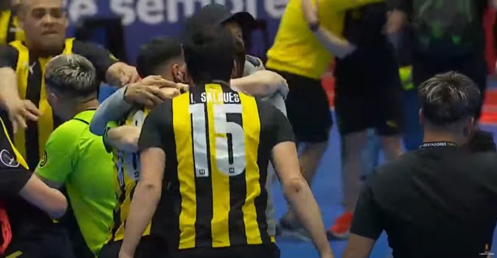 Com gol faltando um segundo, Peñarol vence e enfrenta Cascavel Futsal na final da Libertadores