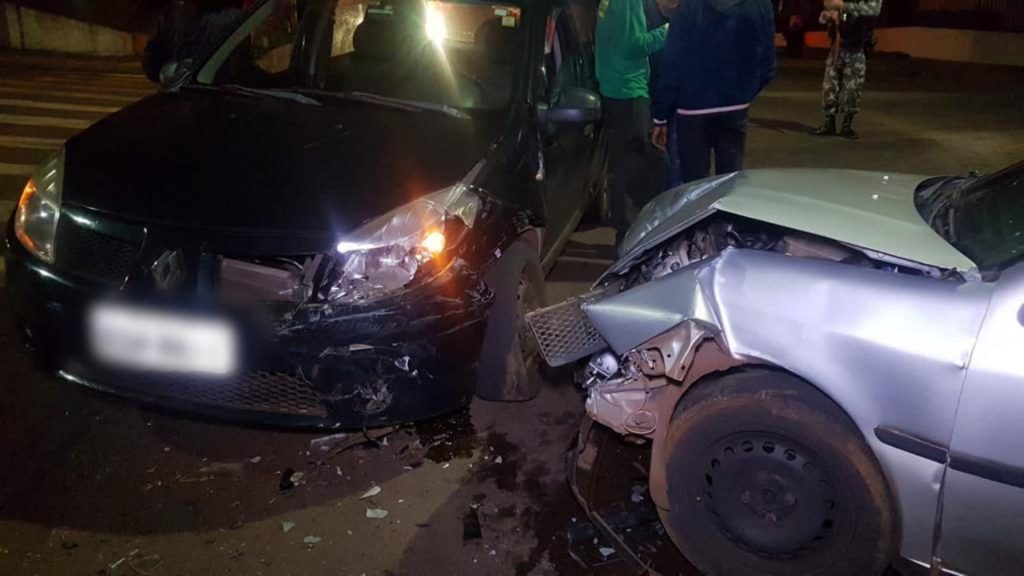 Forte colisão deixa veículos bastante danificados na Avenida Piquiri