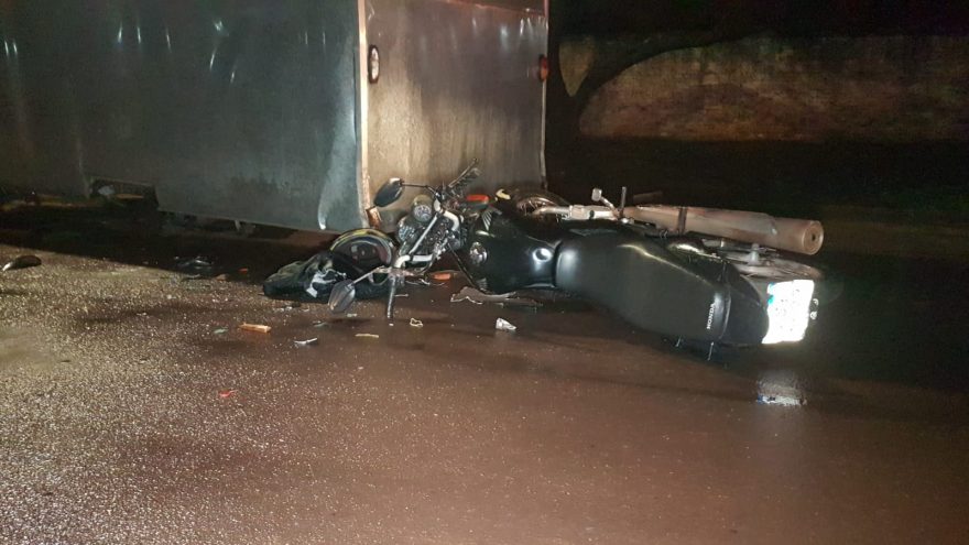 Motociclista fica ferido após colidir veículo contra trailer de lanches, no Bairro Universitário