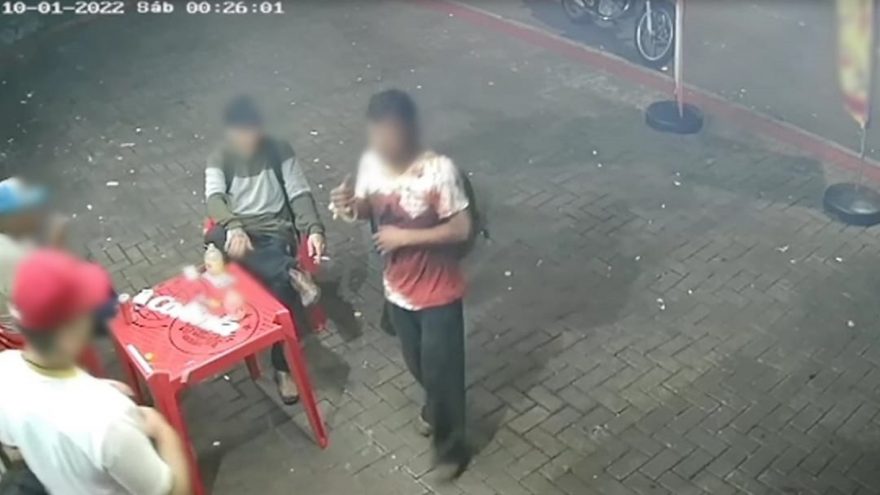 Imagens de câmera de segurança mostram momento que vítima de facadas chega ferida à conveniência, no São Cristóvão